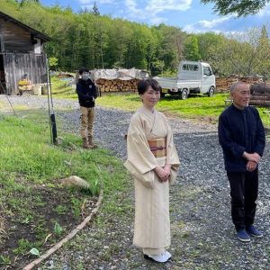 Pareja japonesa vistiendo kimono, un traje tradicional japonés