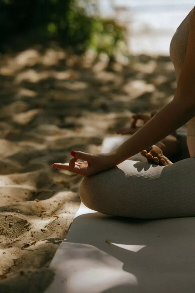 Las manos de una chica que practica meditación con mudras.