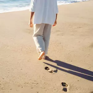 Jordi Ibern caminado meditativamente en la playa