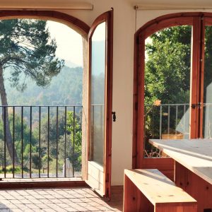 Las impresionantes vistas desde el comedor de Cal Visó, Barcelona, rodeado de un bosque de pinos